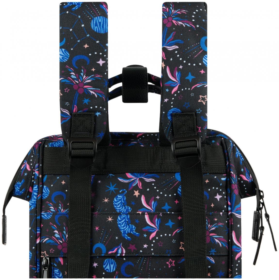 Cabaia Kinderrucksack Adventurer Small Saturn Christmas Edition schwarzbunt