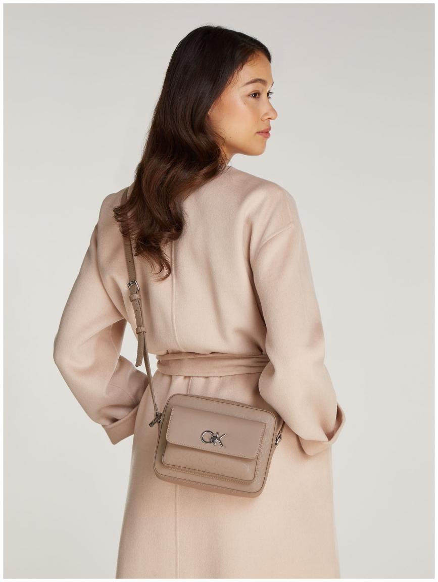 Calvin Klein Umhängetasche Re-Lock Monogramm taupe