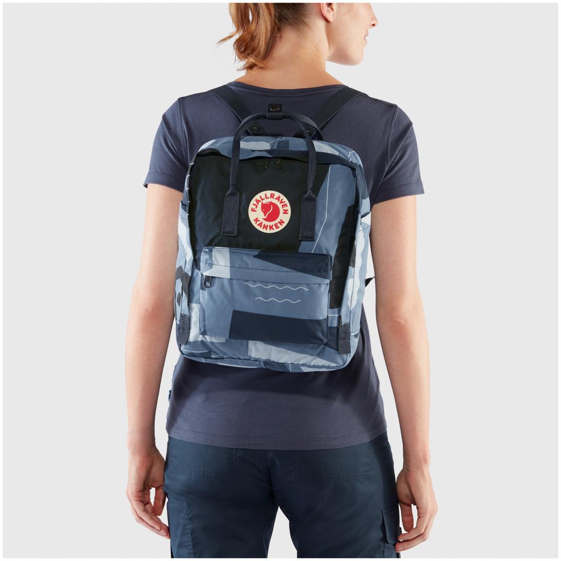 bunter Freizeitrucksack Fjällräven Kanken Art Qeluts braun Print